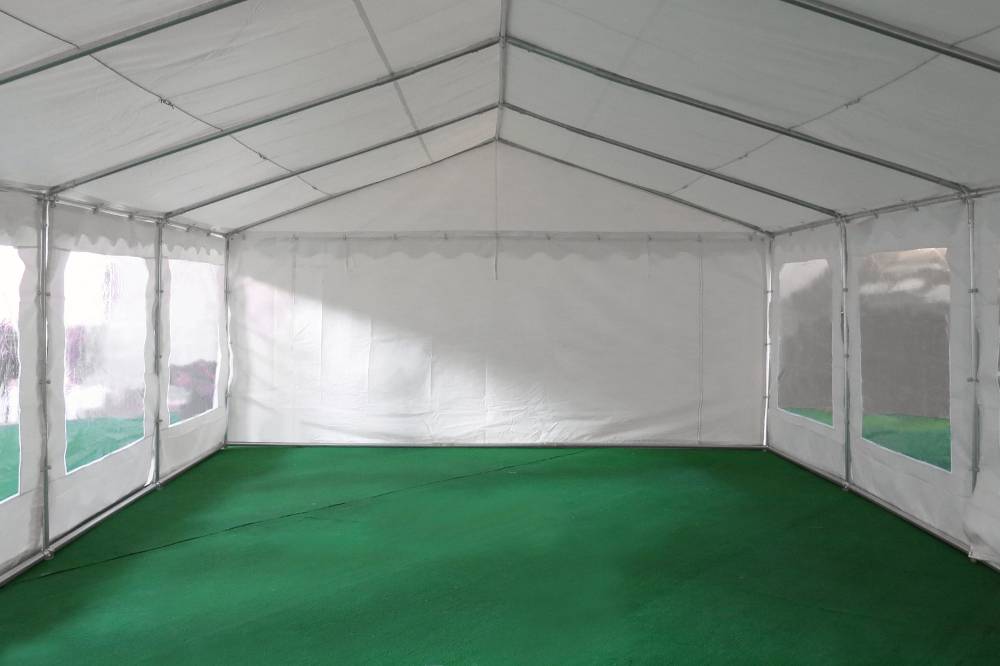 Notre tente de réception de 4m x 10m pour festivités est équipée d'une porte sur chacun des 2 pignons :  une porte de largeur 1,50 m, et une porte de largeur de 2,70 m