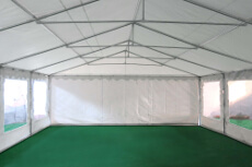 Notre tente de réception de 6m x 10m pour festivités est équipée d'une porte sur chacun des 2 pignons :  une porte de largeur 1,50 m, et une porte de largeur de 4,50 m
