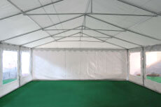 Notre tente de réception de 6m x 14m pour festivités est équipée d'une porte sur chacun des 2 pignons :  une porte de largeur 1,50 m, et une porte de largeur de 4,70 m