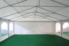 Notre tente de réception de 7m x 15m pour festivités est équipée d'une porte sur chacun des 2 pignons :  une porte de largeur 1,50 m, et une porte de largeur de 4,50 m